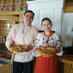 Развеселые скоморохи, сытные блины с пылу-жару, чай из самовара, народные игры — «горелки», «стенка на стенку», «месим тесто» и многие-многие другие!